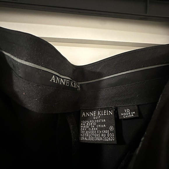 Anne Klein Pants Suit - black. Size 10. - Picture 7 of 8